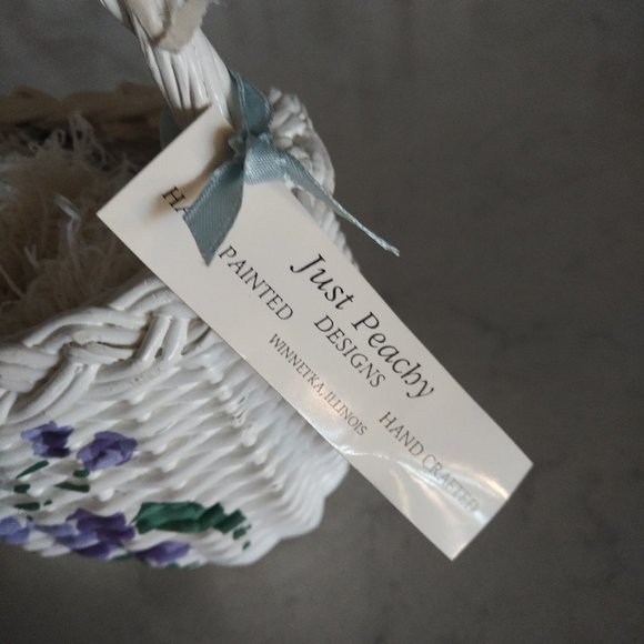 NEW WHITE WICKER BASKET WITH HANDLE AND HAND-PAINED PERIWINKLE & PURPLE FLOWERS - Picture 8 of 8